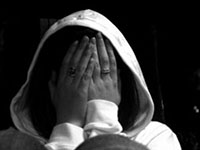 Εχθρότητα προς τους ανθρώπους που διαμόρφωσαν το παρελθόν μας
