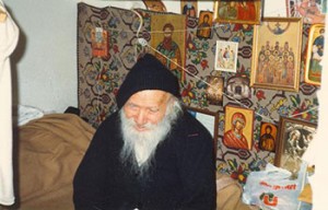 Gerontas-sto-keli-new-sm